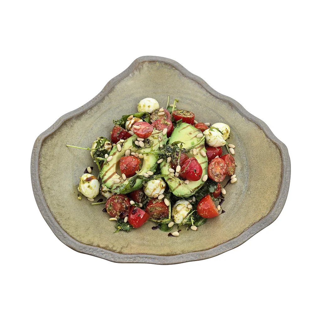 САЛАТА „АВОКАДО КАПРЕЗЕ“